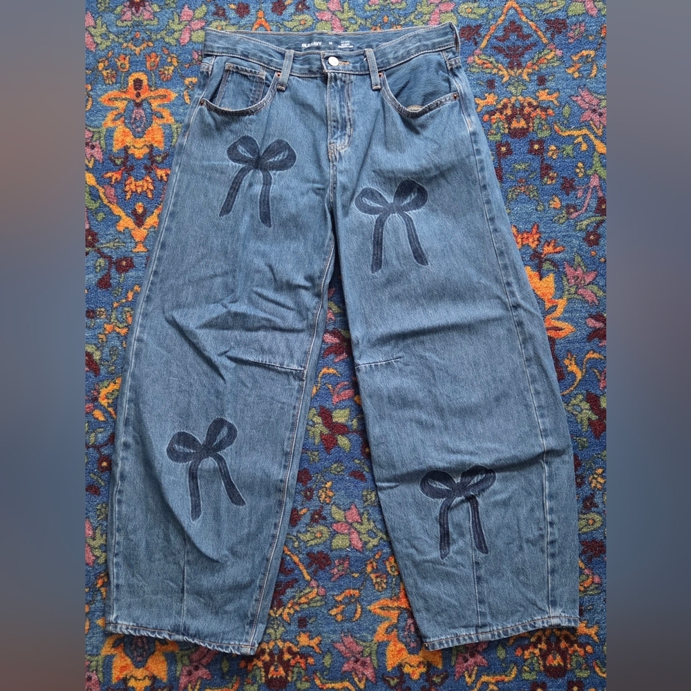 🌈 Super Old Navy Mid-Rise Baggy Barrel Leg Blue Jeans with Bow Design - Picture 6 of 8